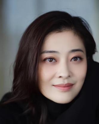 演员梅婷说：我的家庭很特殊，有我爸妈，我公公婆婆，我，我老公，两个孩子，还有两个