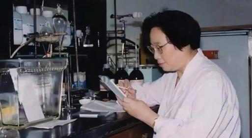 屠呦呦女士总算当选院士了，这位中国首位诺贝尔医学奖获得者，曾经多次在两院院士评选