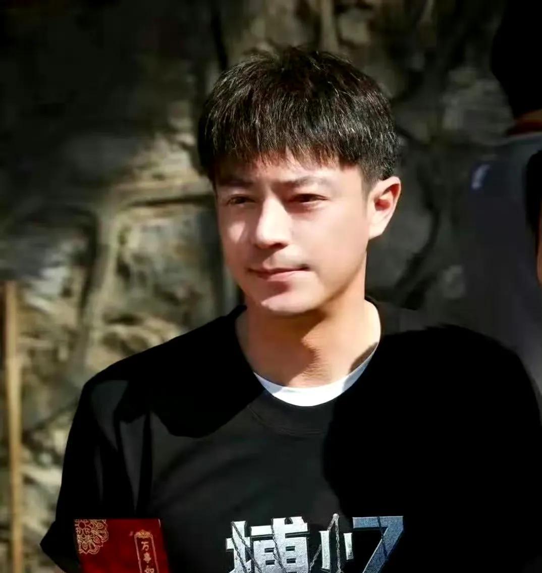霍建华终于又出来拍戏了，据说这是他的新戏开机，感觉比以前还年轻了呢。自从和林心