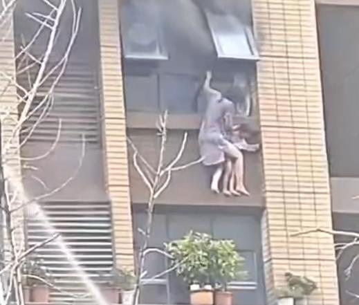 连云港火灾母女坠楼小区火灾女子带娃窗外避险跌落母子二人坠楼获救！7月27日早晨