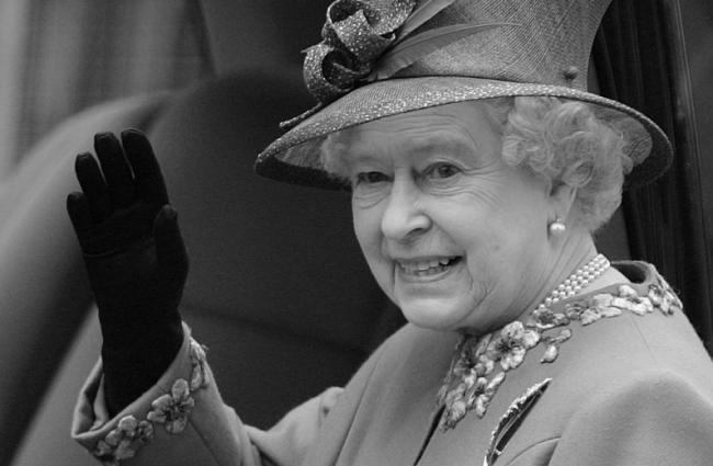 2022年，英国女王伊丽莎白二世去世。葬礼盛大，哀乐绵长，举世瞩目。但许多人注意