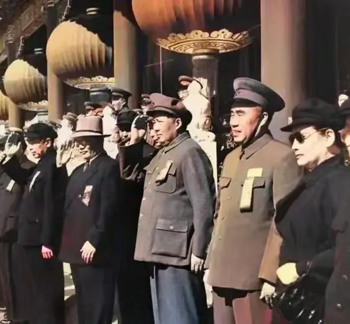 那次国庆大阅兵，毛主席庄严地行了一个军礼…阅兵老照片1957年阅兵