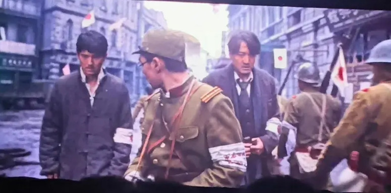 《南京照相馆》看完了，心情久久不能平复！当看到王广海带着伊藤佐夫和阿昌来到照相