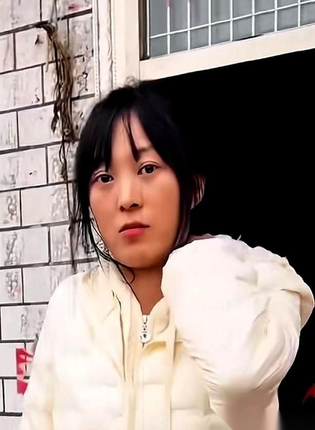 这事儿魔幻在哪呢？一开始，姑娘就寻思着，家里宰头猪，网上喊几个哥们儿来搭把手，