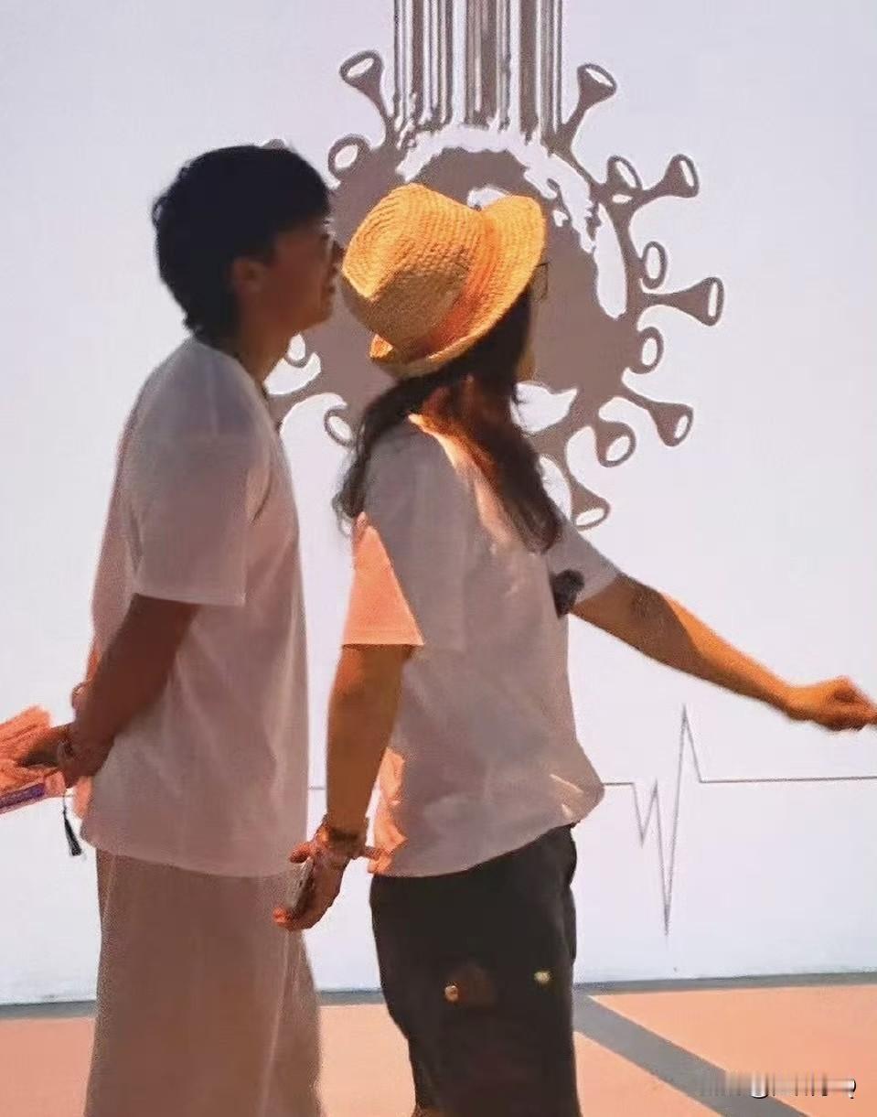 歌手孙悦儿子Andy在798举办个人艺术展，展出的作品孙悦让感动不已。看完展的孙