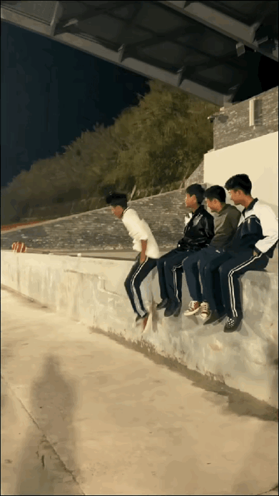 笑不活！8名高中生台阶挑战火上人民日报，最后1个翻车才是青春精髓谁的青春里没