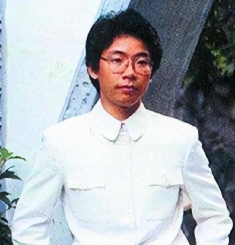 1984年，歌手张明敏得知我国举办亚运会的经费，还差了6亿的缺口时，毅然决然的卖