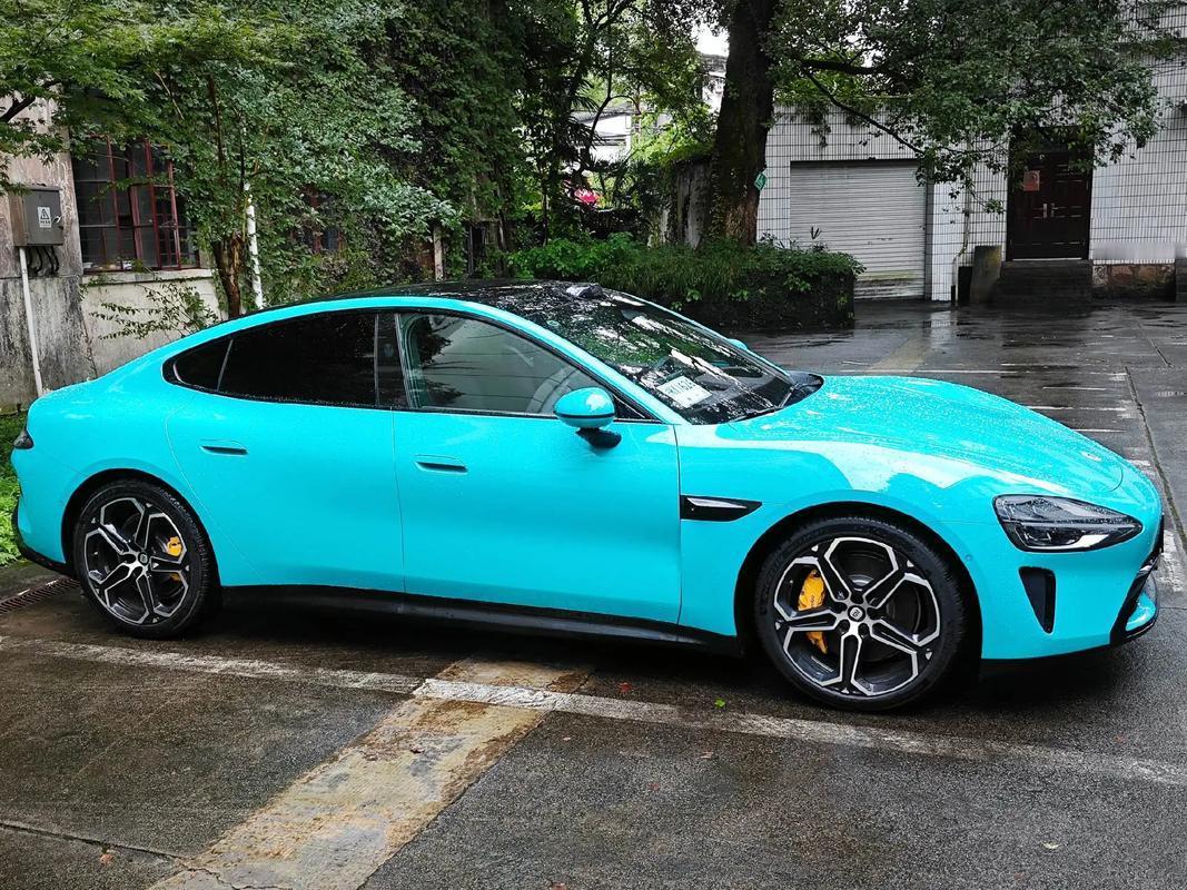 啥情况，小米SU7销量连续下滑，是不是该降价了？11月份，小米SU7卖了12