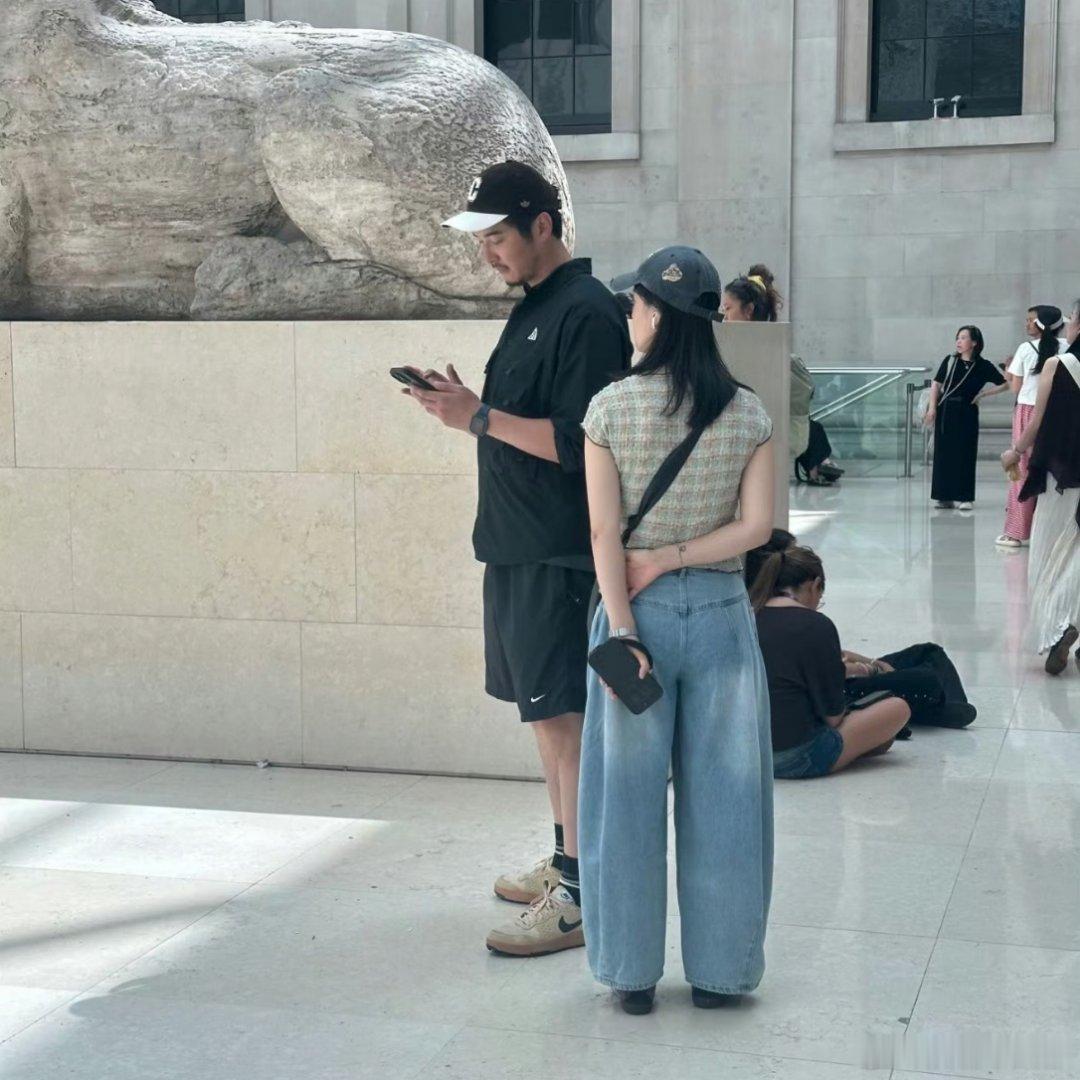 金世佳肚子男艺人的身材管理啊…同年龄的女艺人像二十出头，而男艺人却像被快进到60