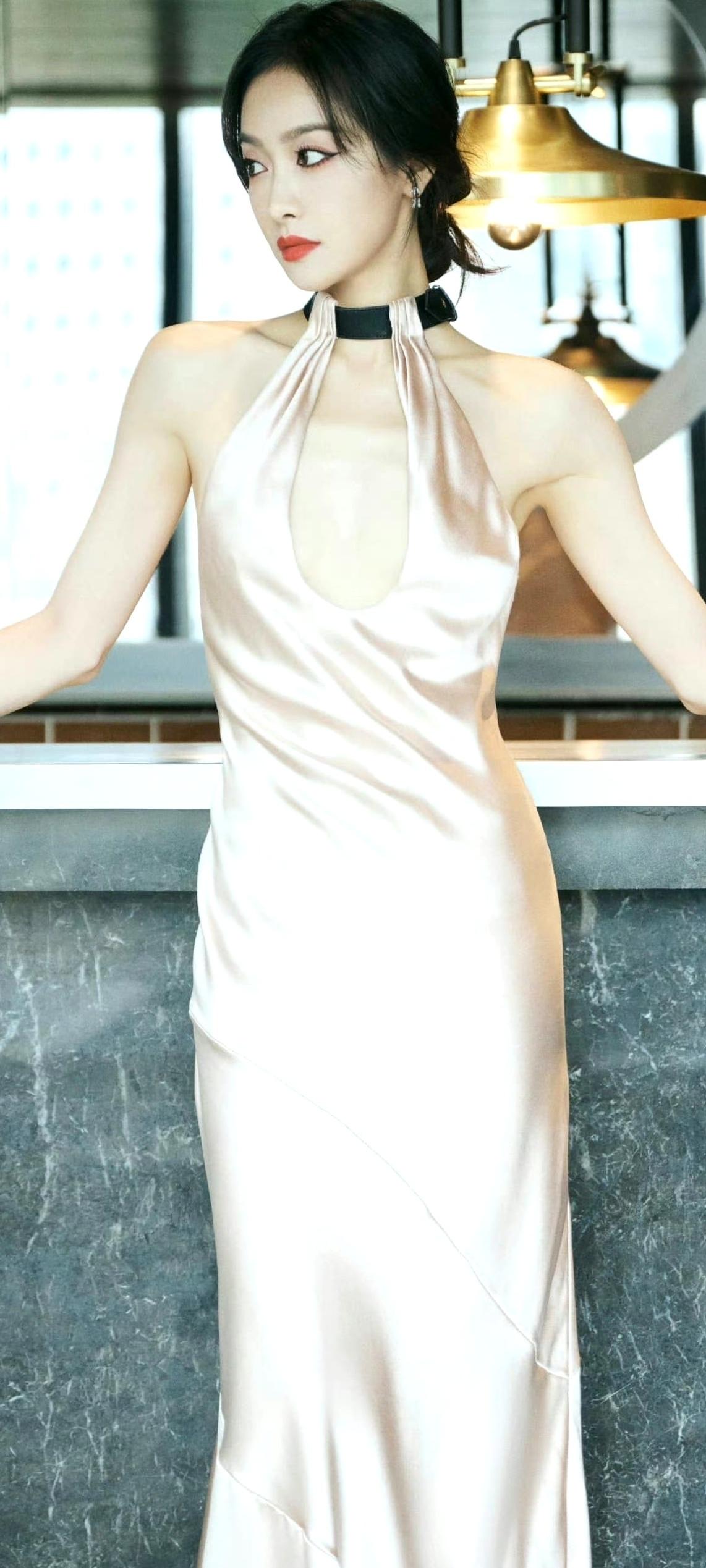 宋茜，优雅气质，丝质连衣裙，尽显女性魅力！宋茜明星时尚你们收藏哪些明星图片好