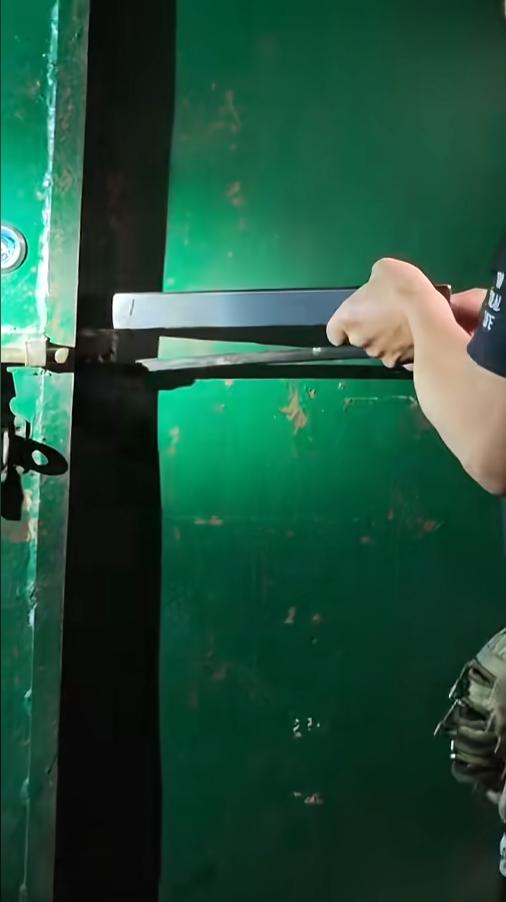 “活久见！”近日，广东广州，一男子模仿网上扎带逃生时遭遇了滑铁卢，自己被自己捆了