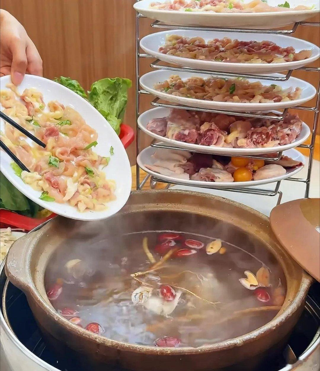 莫氏鸡煲公开秘方莫氏鸡煲的核心秘方属于基本公布的状态。五指毛桃、土茯苓等七味岭