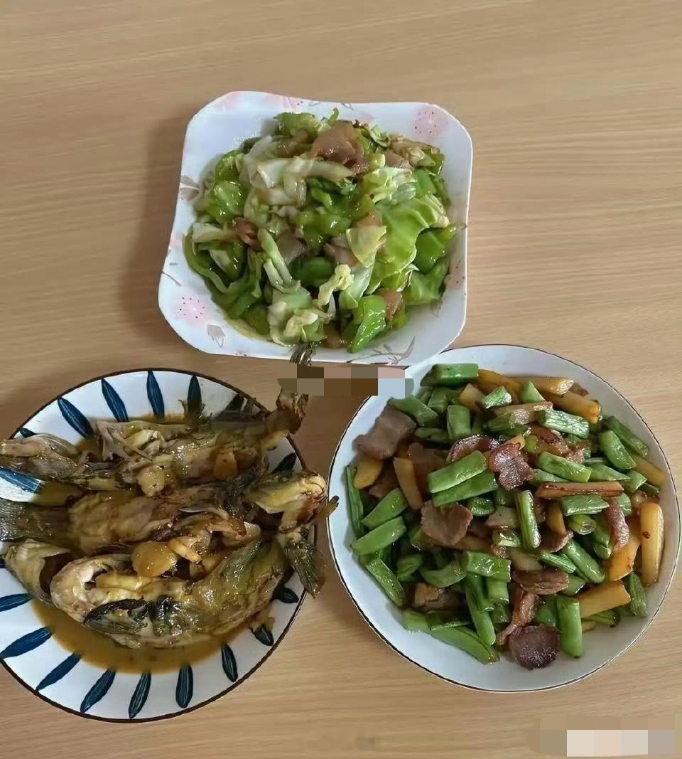 图一前任做的，图二现任做的……问分手分对了没？网友一眼看出，这是抛弃糟糠，换了