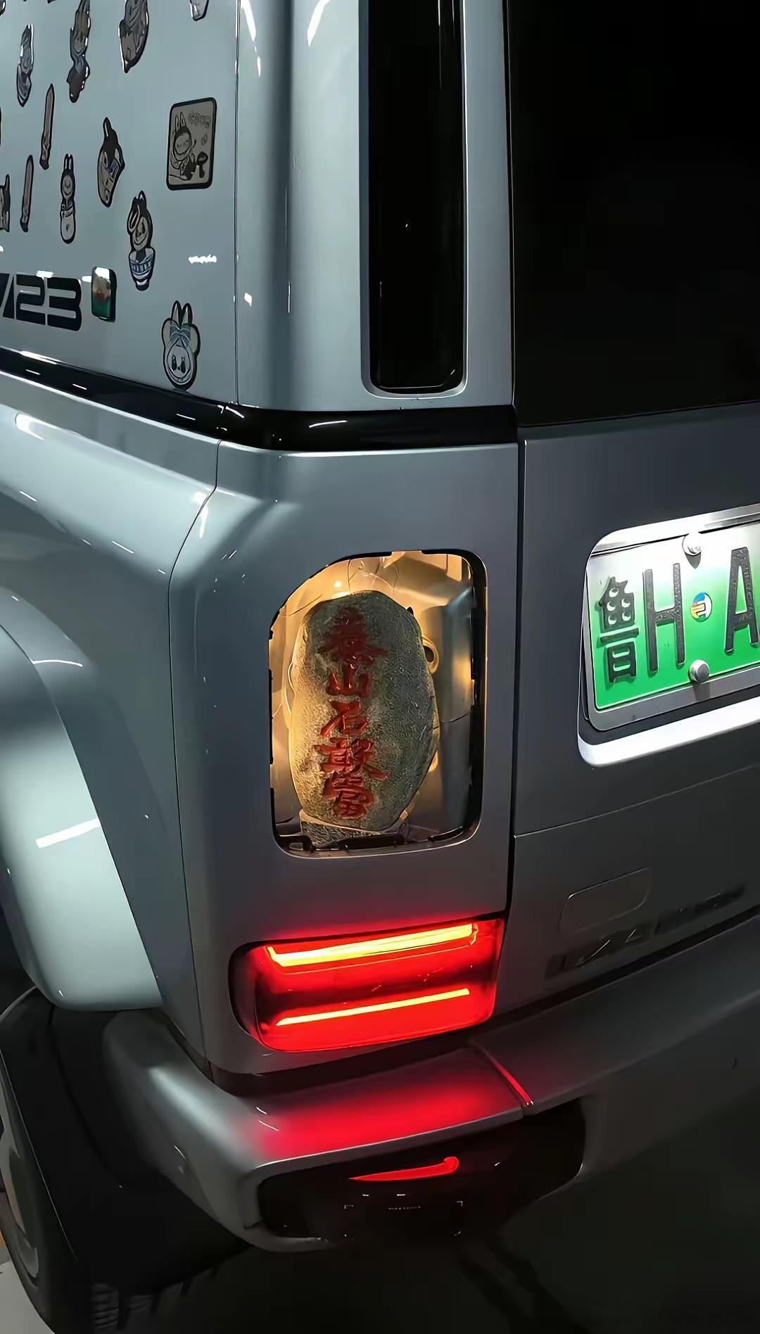 山东某地网友，把泰山石放车上，都说这石头硬，开车带着它，阎王爷都得绕道走！​​