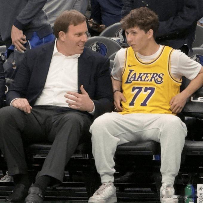 这小子可太牛了，真把独行侠老板说服解雇哈里森。11月MarcStein就爆料，