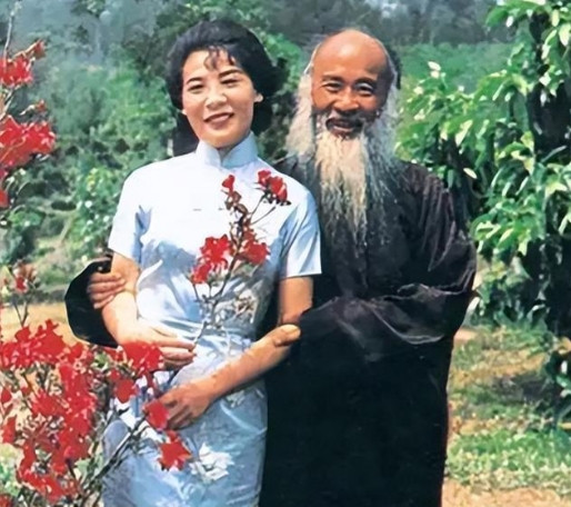 当时，44岁的张大千收了一个16岁的女徒弟学画。没多久，女徒弟说“师傅，我怀孕了