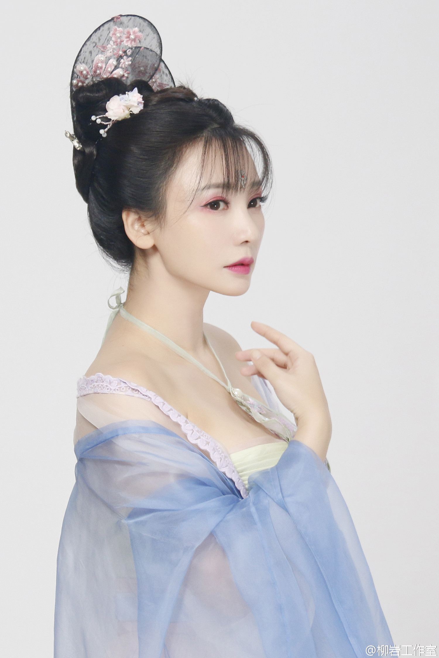 柳岩《回到明朝当王爷之杨凌传》古装造型定妆照​​​