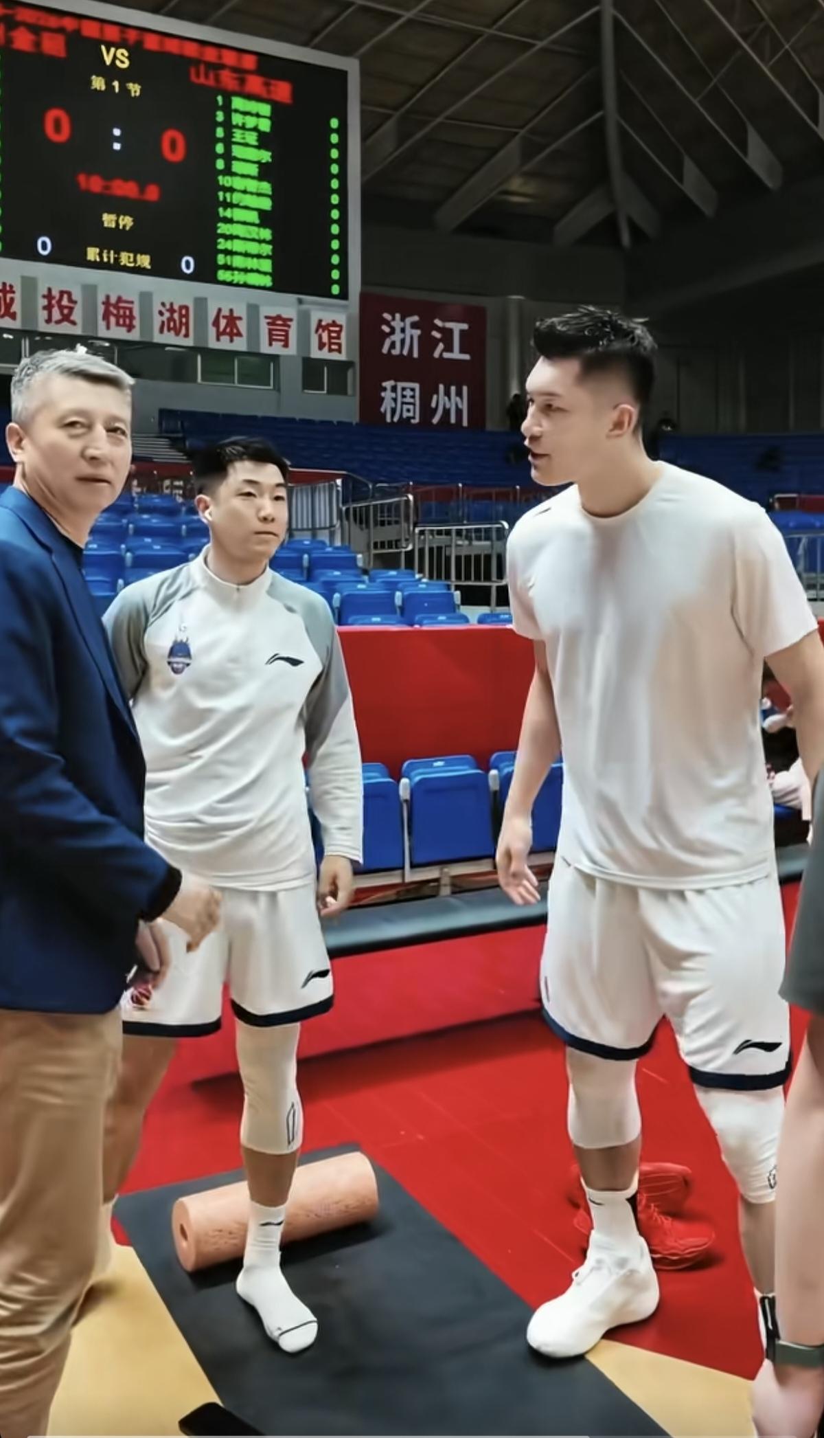 郭指导在浙江稠州男篮主场，看望山东男篮。与山东男篮的董事长亲切交谈。并特意看望了