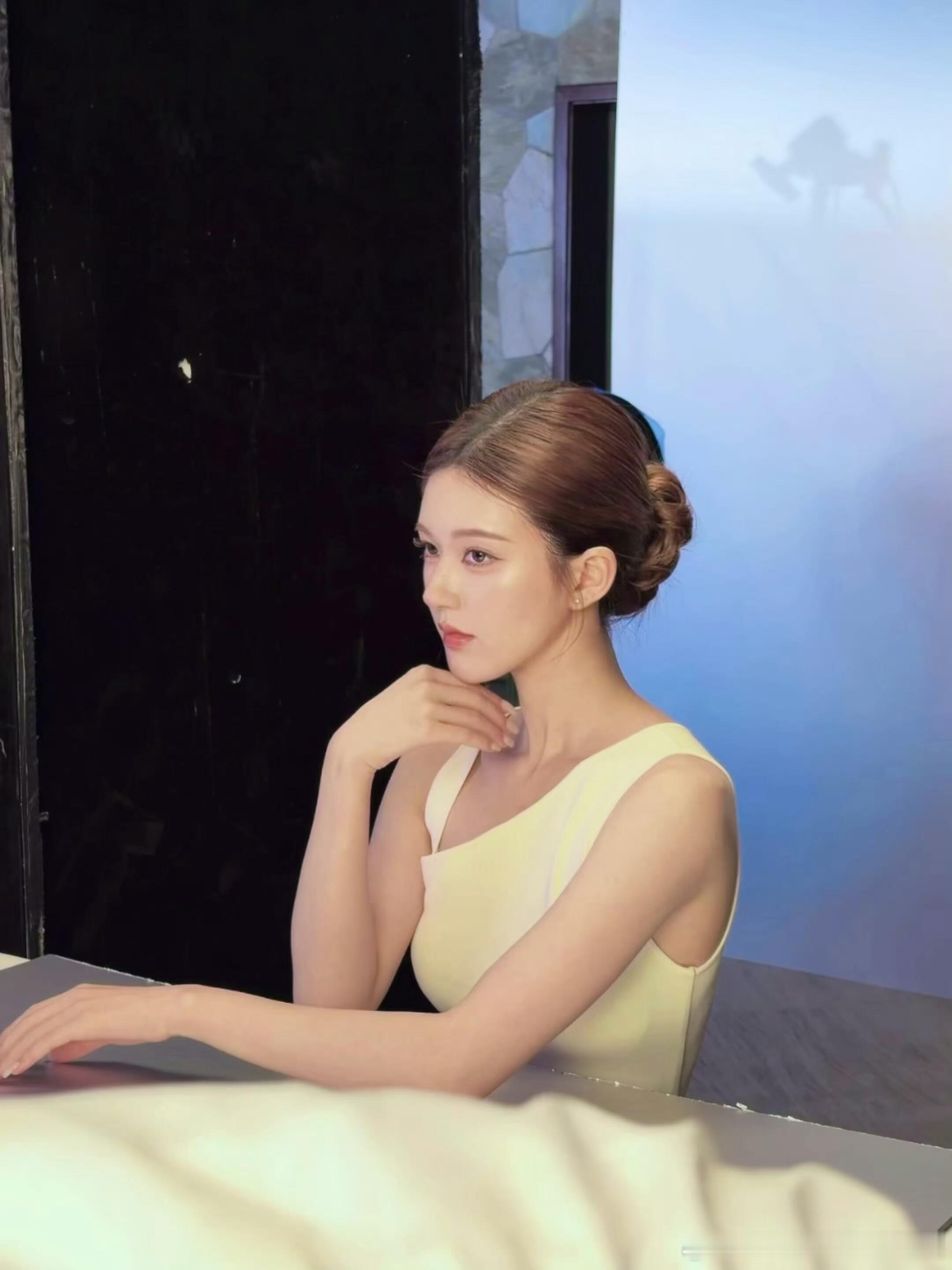 赵露思360度都很完美的一颗头95花左右的年纪很少有人能撑得起这个造型，露