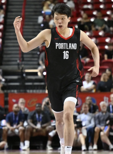 杨瀚森仅仅替补登场52秒，如果斯普利特给他25分钟，比赛结果或许不一样。杨瀚森