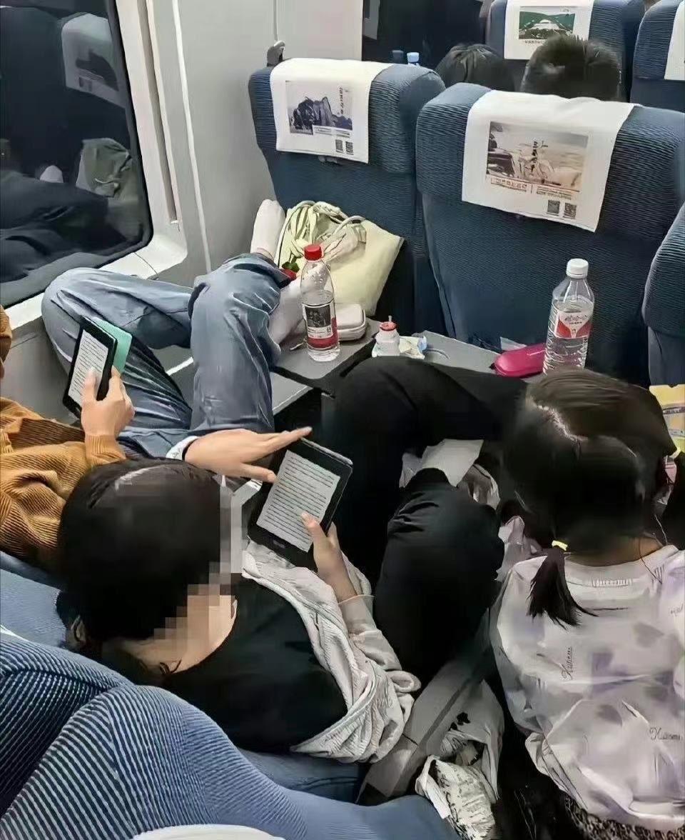 高铁上看到的一幕……这么低素质的人，居然在看书？怎么感觉这反差有点大！