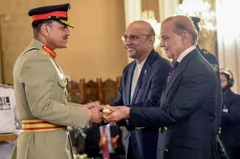 穆尼尔元帅被总统总理双方任命，集三军大权于一身巴基斯坦总统扎