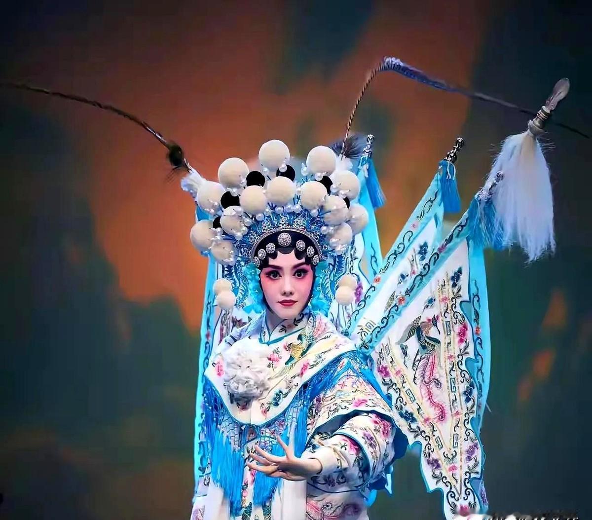 《主角》大结局，忆秦娥舅舅胡三元，竟没坐上主位。这婚结得太突然。前脚封潇潇渐