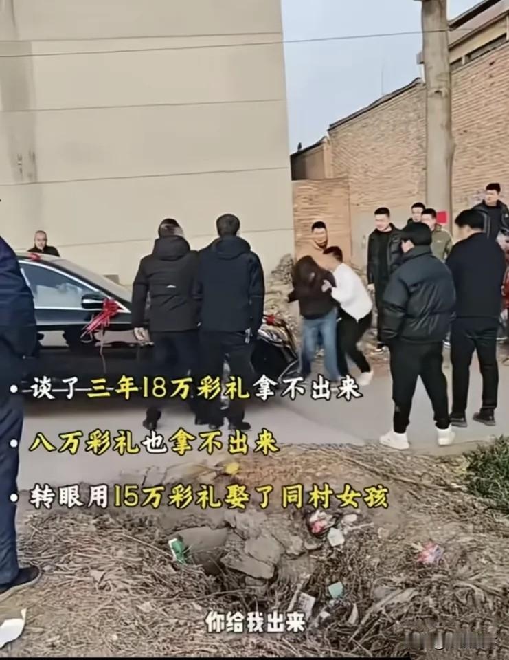 拦婚车的女孩：他15万娶别人却不愿拿8万娶你，早该醒醒了！刷到那个拦着前男
