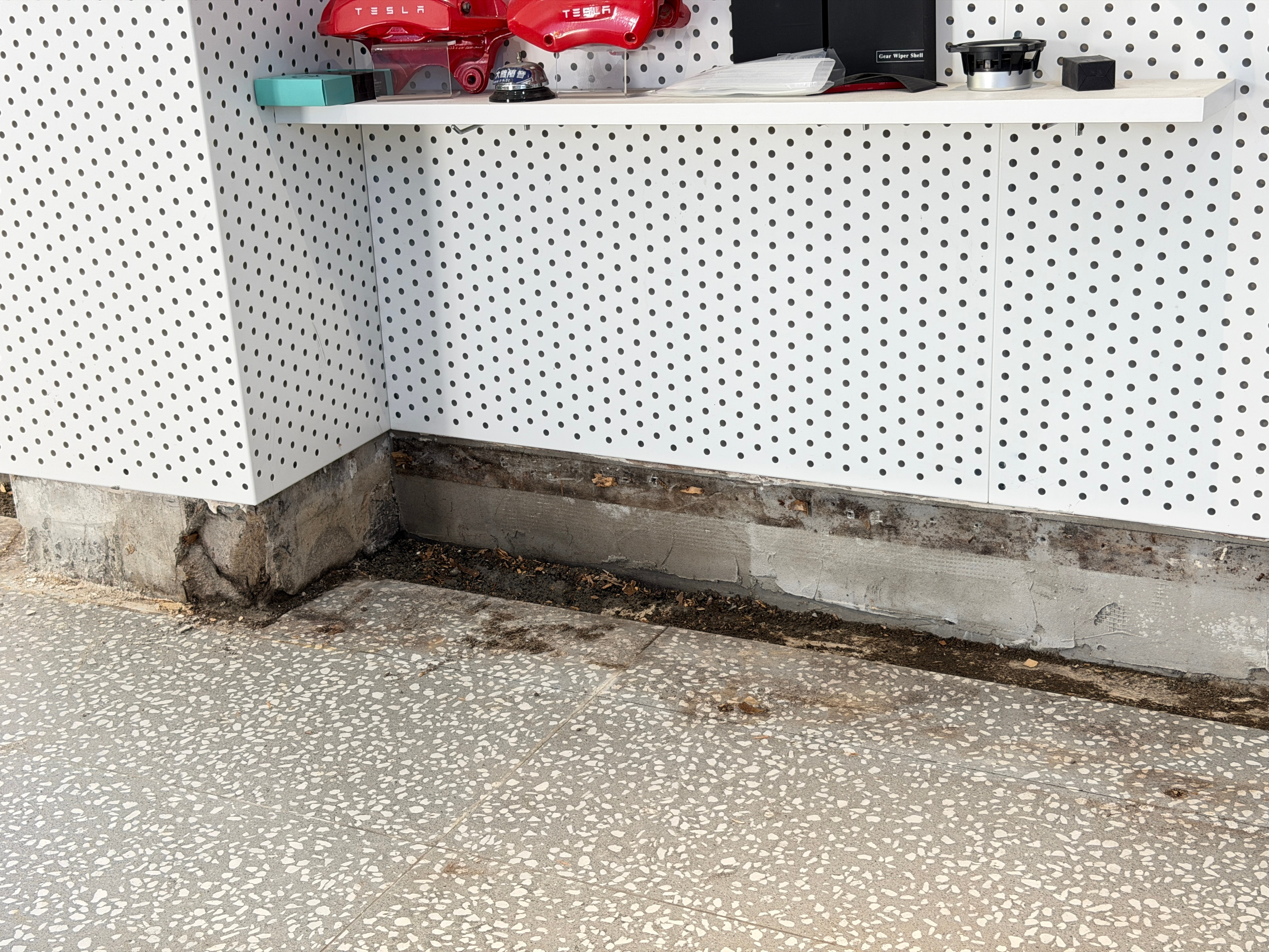 妈的，什么是偷工减料？之前这本来有个小台阶，木质的。我以为拆了里面也是地板，结果