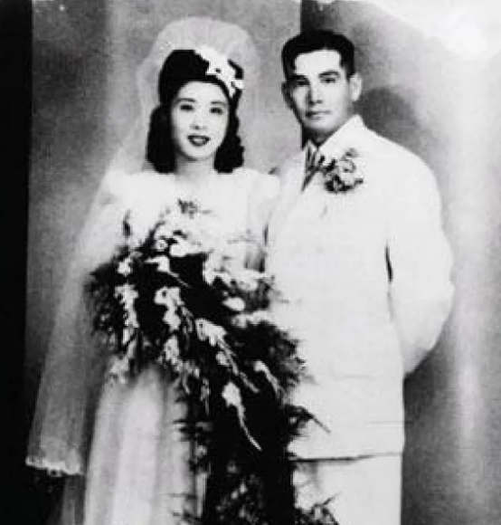 1935年冬，张灵甫回家后对妻子说想吃饺子，妻子转身去后院割韭菜时，谁张灵甫突然