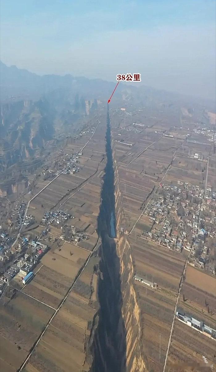 #原来山西也有座大裂谷#山西大裂谷：深藏于河东大地的“地球伤疤”在山西省运城市平陆县，隐藏着一处令人