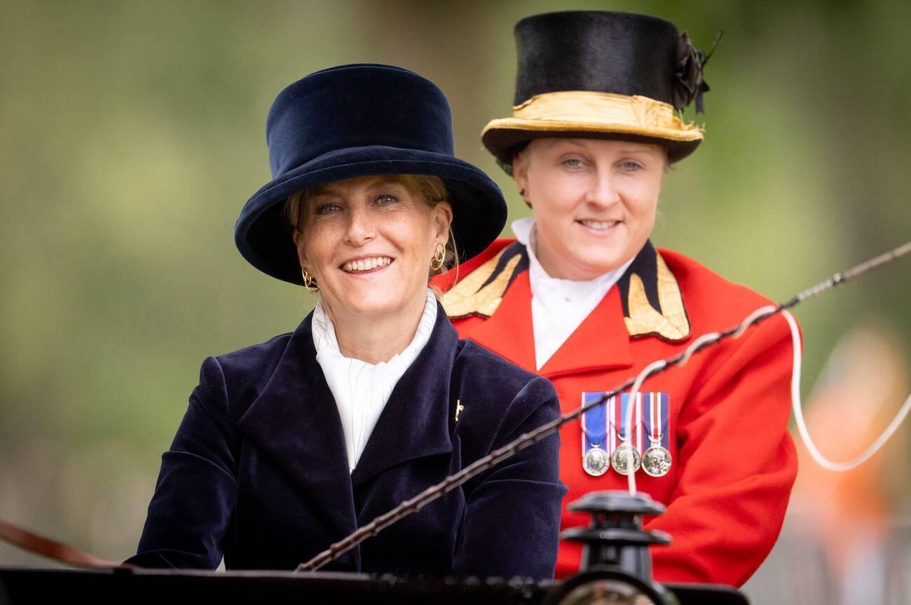英国王室新的一年，又一年母女俩马车游🏇🏻今天爱丁堡公爵夫人苏菲和她的女儿L