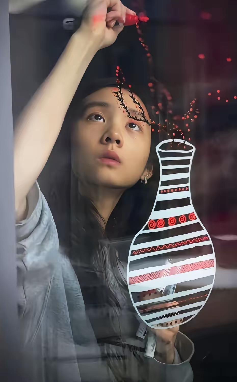 黄多多也太有才了！黄磊的女儿黄多多回来过年，自己动手画窗花，镜头下的她长发披肩