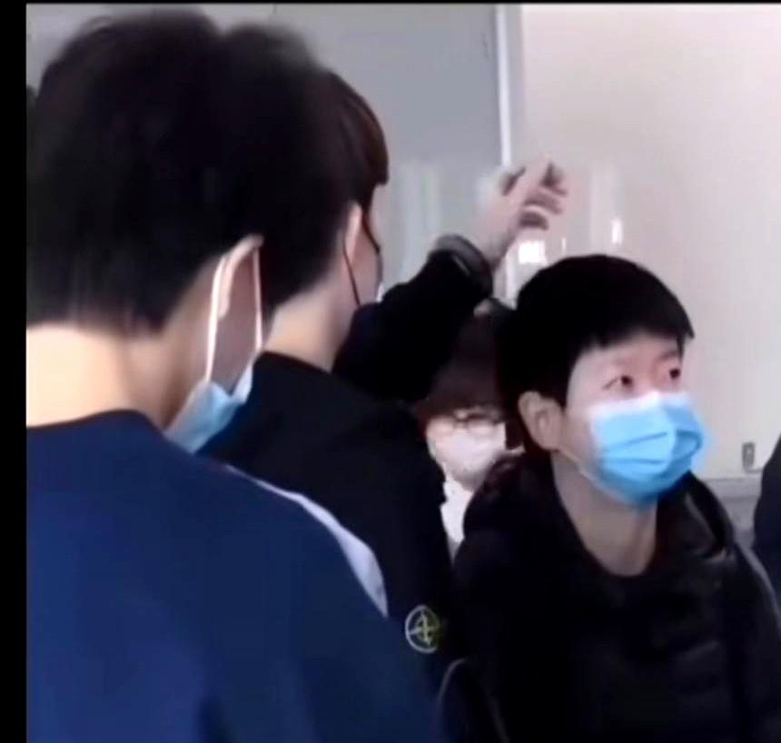 机场偶遇莎头组合的网友直接看愣了！头哥（王楚钦）在侯票处突然伸手碰妹宝（）的头—