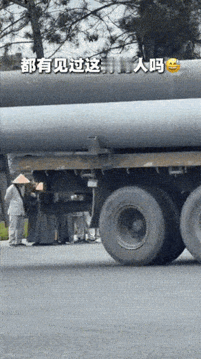 细思及恐！据网络爆料，一群戴着斗笠的陌生人现身于各个城市的道路上。他们装扮各异，