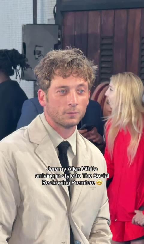 JeremyAllenWhite亮相社交清算伦敦首映礼，身穿代言的LV登
