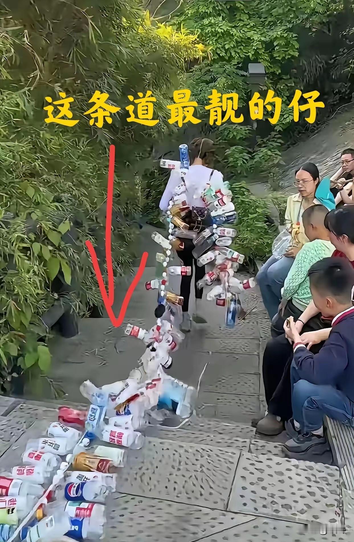 90后姑娘爬山拖百瓶下山，被骂作秀？真相打脸所有人！最近全网都在传一位90
