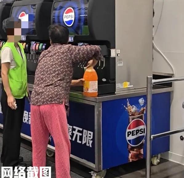 在山姆超市有无限续杯的饮料供应。只见一位大妈拿着一个大瓶装纯净水的空桶，在饮