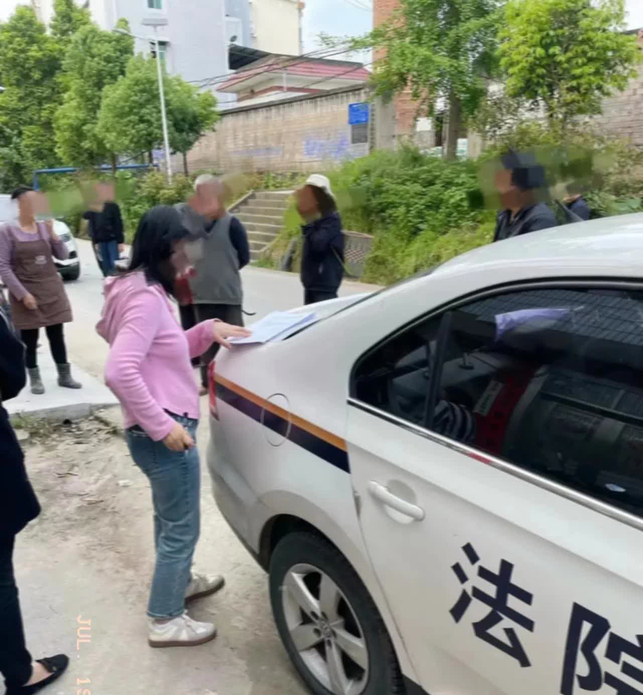 北京，一女子发现丈夫出轨，她选择了隐忍，想着用爱感化。丈夫手术期间，她忙前忙后，