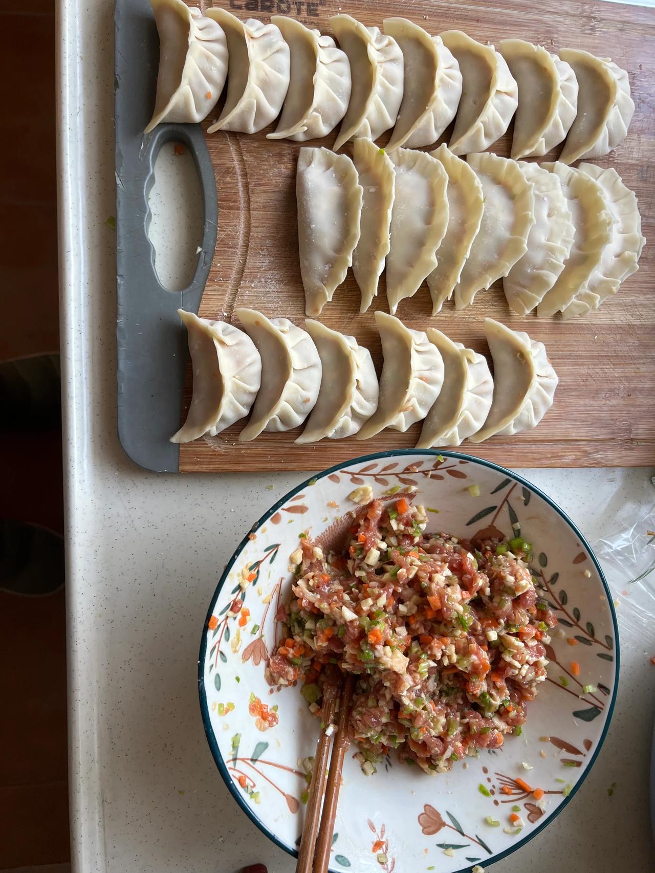 包饺子。蔬菜是对面村里菜场的荠菜和芹菜，萧山七八十岁的老人早就开始干活赚钱了，说