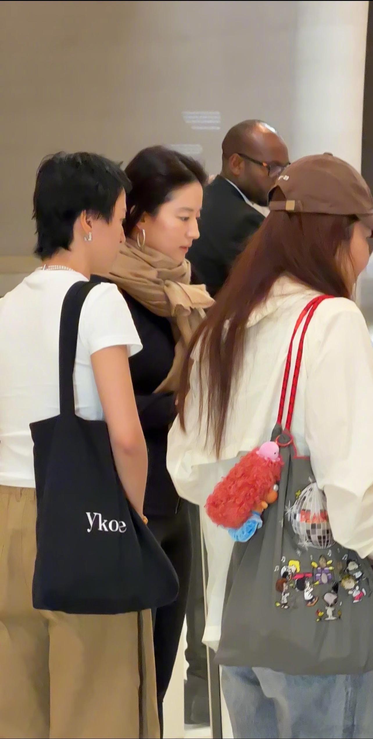 刘亦菲素颜生图偶遇素颜的刘亦菲