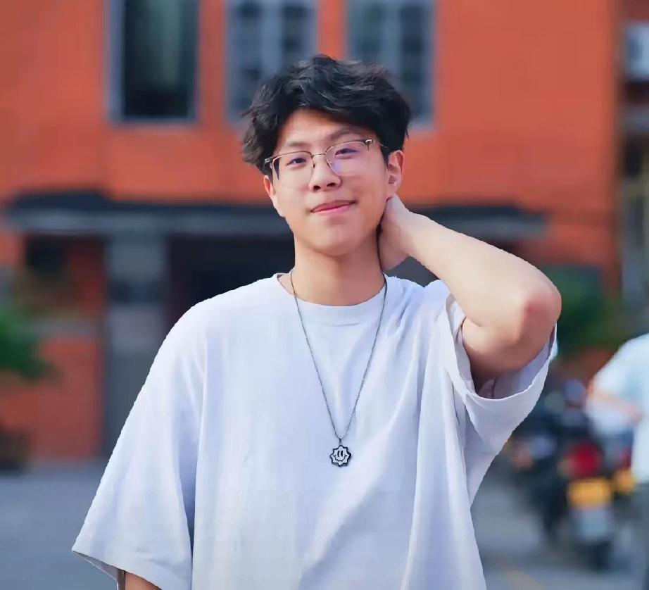 万梓良23岁儿子近照曝光！颜值超老爸，已是乐队主唱万梓良23岁