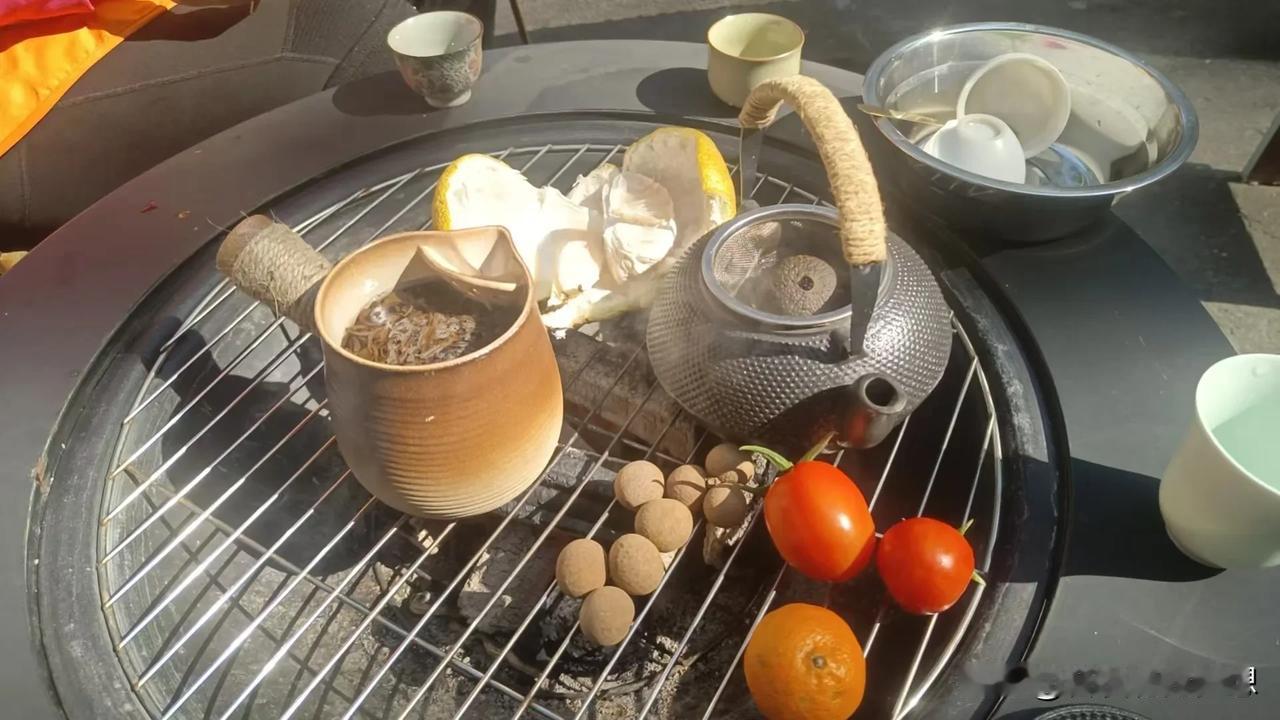 冬日生活打卡季围炉煮茶，看热气袅袅升起，与家人围坐，分享一天的琐碎与温暖。冬日的