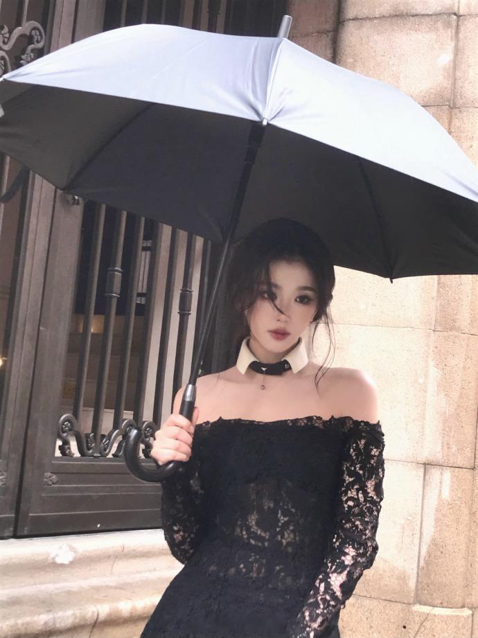 孔雪儿蕾丝抹胸裙孔雪儿蕾丝抹胸裙造型氛围感拉满，复古蕾丝质感高级，抹胸设计尽显柔