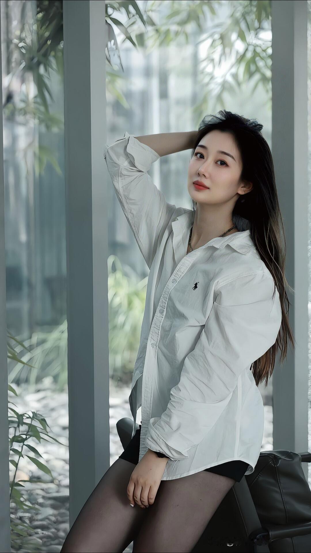都市雅痞风，白色衬衫搭配黑色丝袜，轻松自在。漂亮小姐姐时尚穿搭