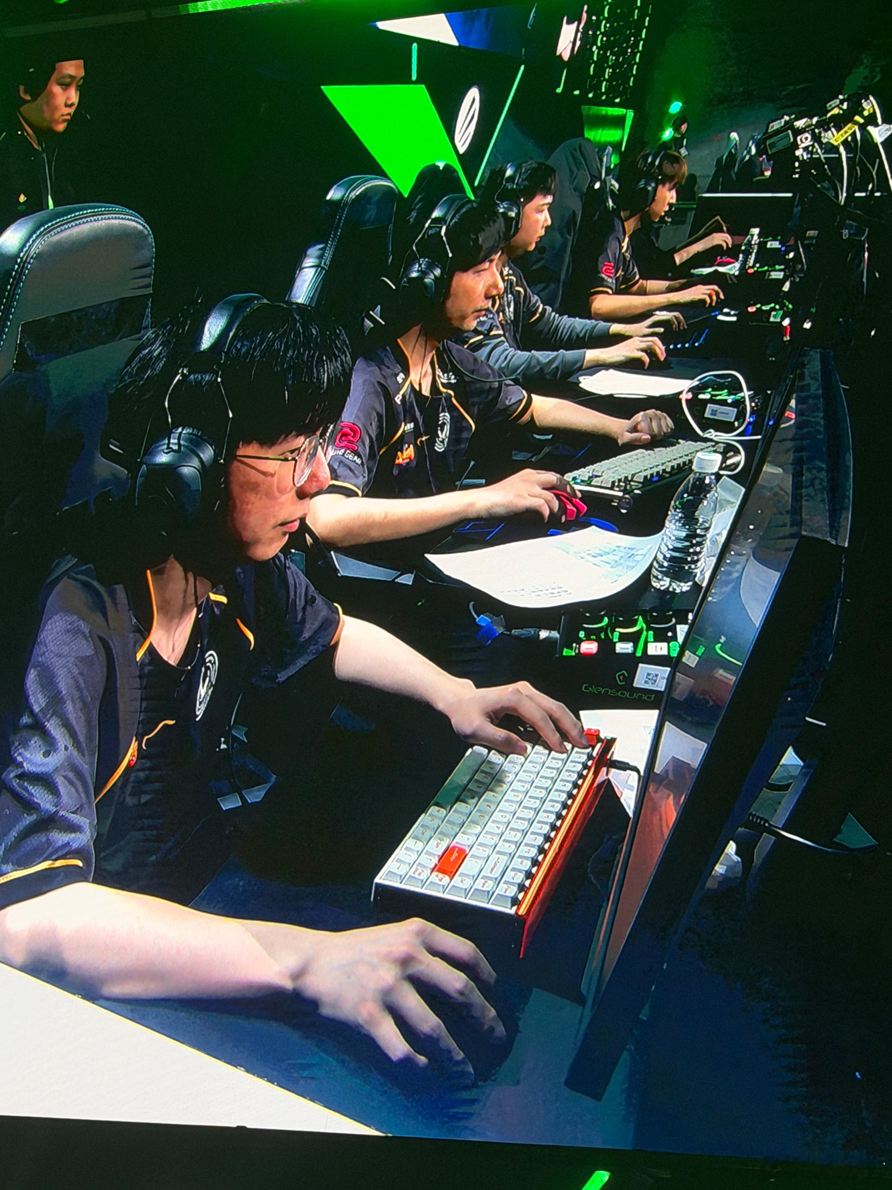 感觉森哥的键盘不错dota2