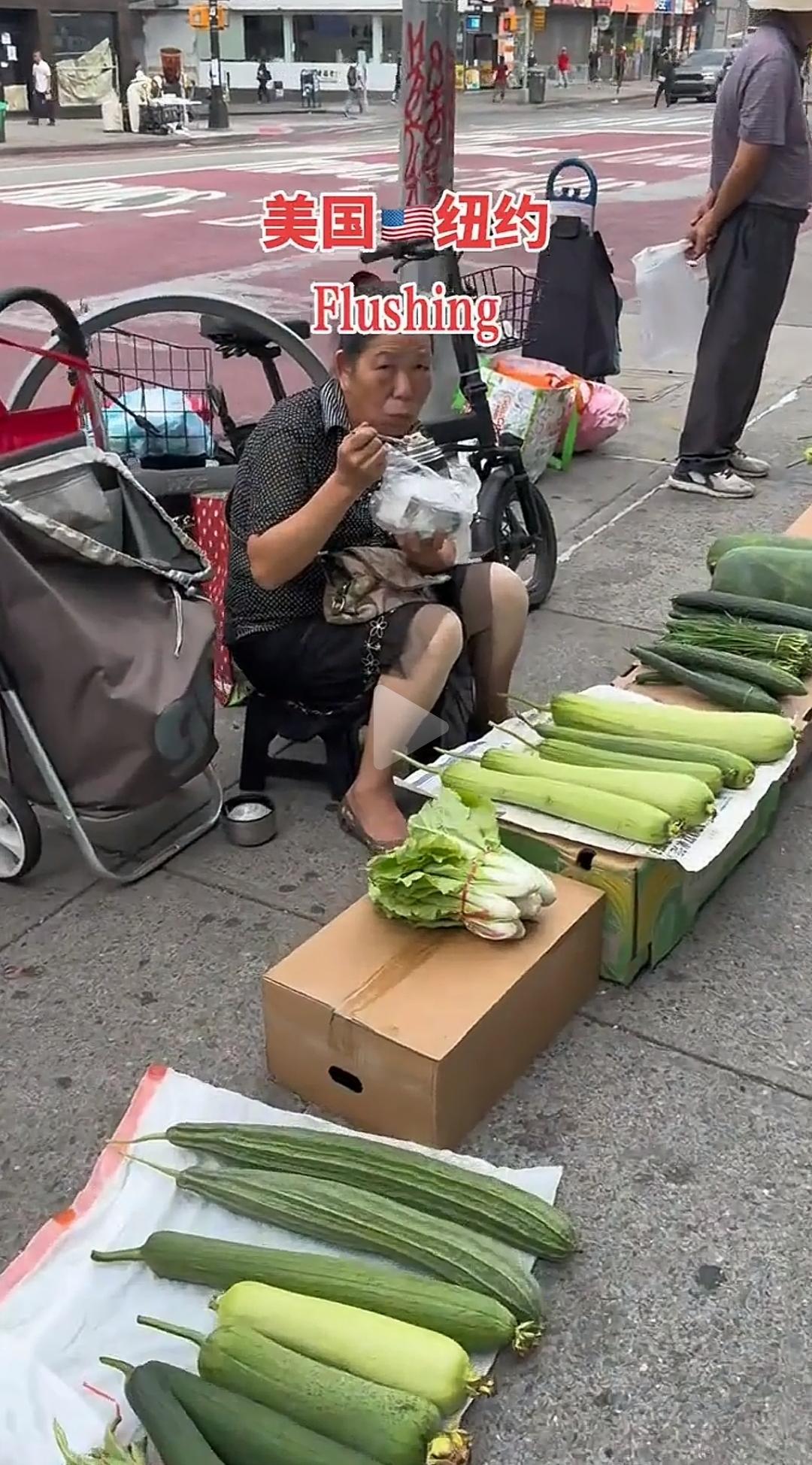 没想到吧，我也没有想到。中国老人漂洋过海去美国纽约卖菜了[笑着哭][笑着哭][笑着哭]