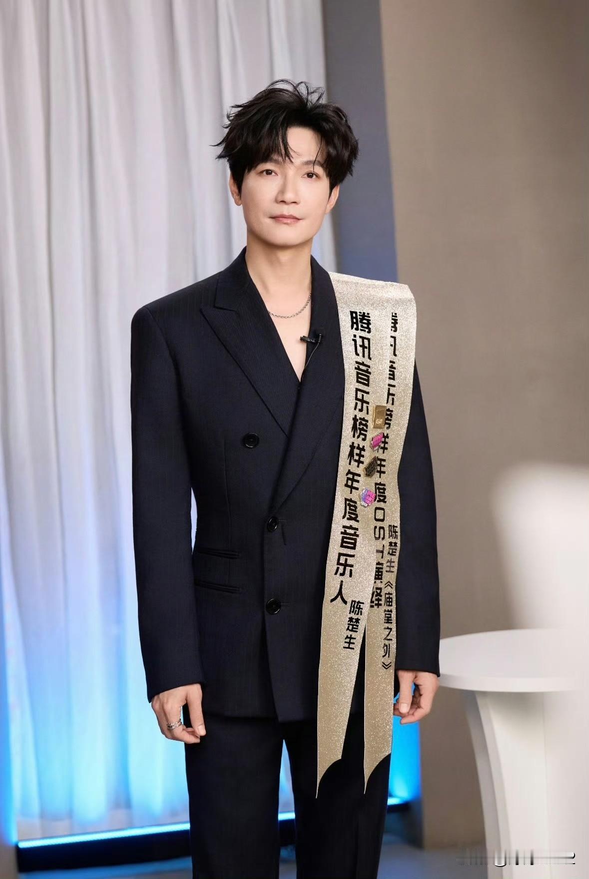 陈楚生好像在参加选美比赛！真空黑西装佩戴两条绶带，一个获奖音乐人，看着像时