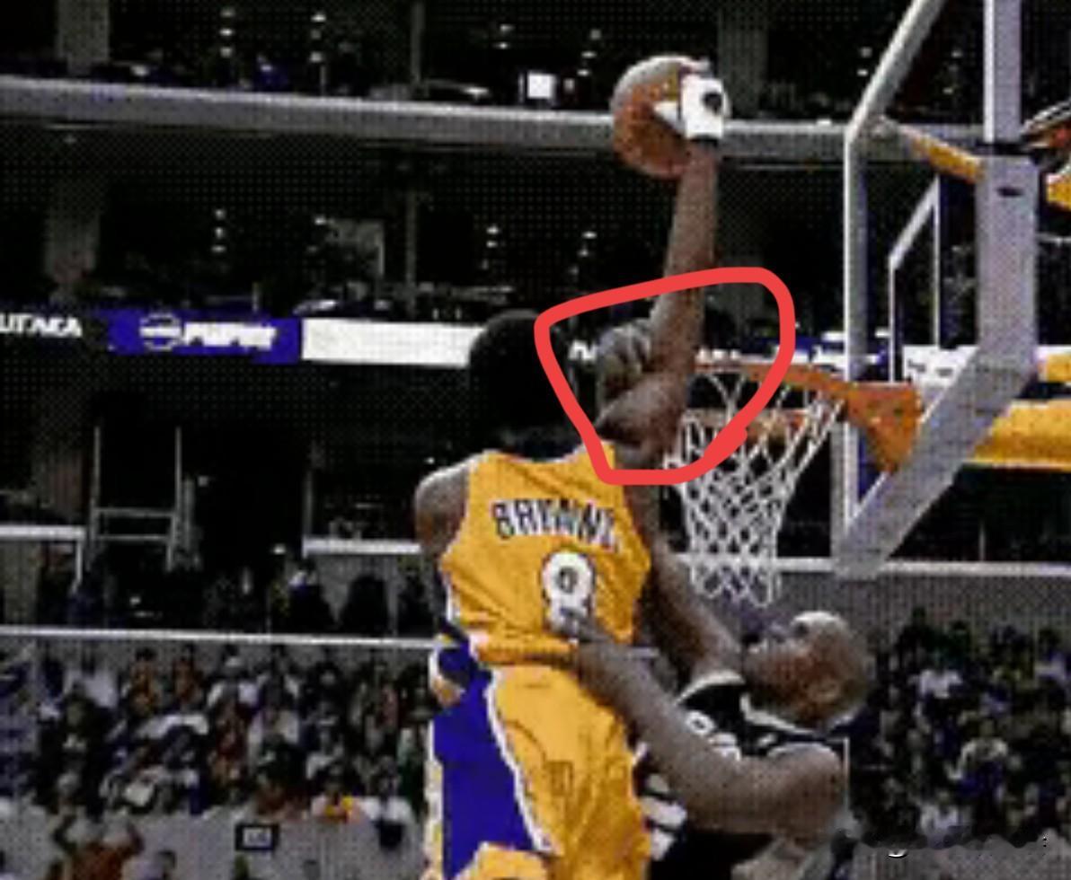 科比的这个扣篮要是没有被杰克逊恶意拉拽，很有可能会成为他职业生涯跳得最高的一次扣