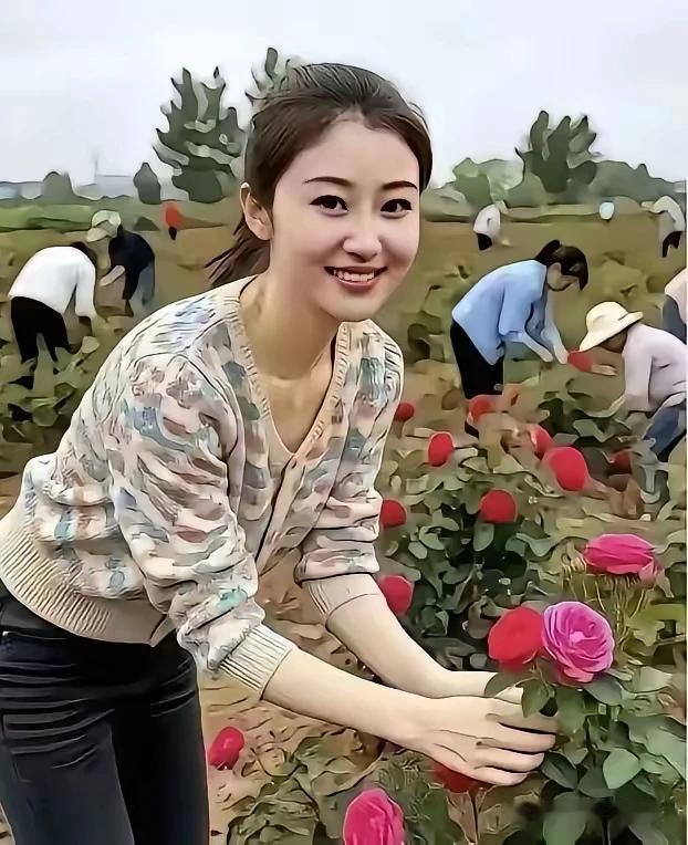 女子今年二十八，大学毕业回老家。蔬菜地里种鲜花，科学种植人人夸。
